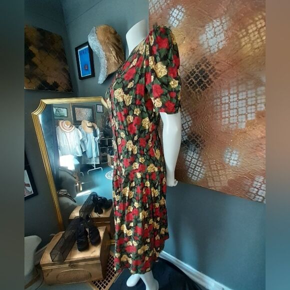 Vintage Dark Floral Button-Down Dress - Picture 6 of 16